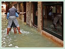 Acqua Alta record du 1er Décembre 2008 à Venise. Calle del Paradiso dans le Castello : lorsque l'on n'a pas de cuissardes, on se fait porter !
