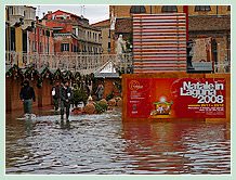 Acqua Alta record du 1er Décembre 2008 à Venise. “Noël 2008 dans la Lagune”, une affiche tout à fait à propos !