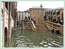 Acqua Alta record du 1er Décembre 2008 à Venise : Au pied du Pont du Rialto