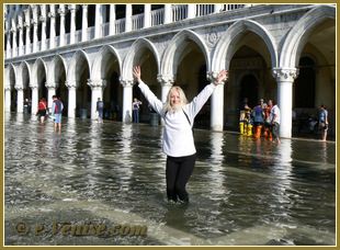 Daniela pendant une Acqua Alta place Saint Marc à Venise