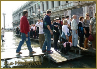 Aqua Alta à Venise avec un agent de police pour la circulation piétons !