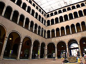 Cour intérieure du Fondaco dei Tedeschi à Venise Cour intérieure du Fondaco dei Tedeschi à Venise