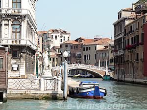 Le Palais Labia côté Grand Canal au fond le pont des guglie