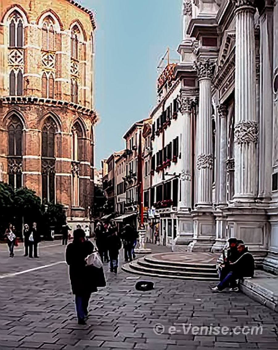 A droite la Scuola Grande di San Rocco et au fond à gauche, l'église des Frari