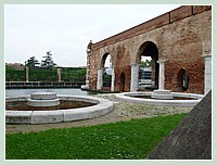 Hangars à bateaux (l'eau entre jusqu'au fond des hangars) de l'Arsenal de Venise, face à la Darsena Vecchia. C'est dans l'un de ces deux hangars qu'est entreposée la Disdotona, la gondole à 18 rameurs des Canottieri Querini.