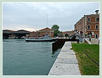 A droite, magasins généraux, et à gauche, la grande darse de l'Arsenal de Venise.