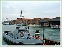 La grande darse de l'Arsenal de Venise, hangars à bateaux (au premier plan) suivis de magasins généraux, tous du XVe siècle.