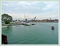 La grande darse de l'Arsenal de Venise. Tout au fond on aperçoit l'une des deux tours dites Torre di Porto Nuova (tours du nouveau port), elles datent de 1810-13.