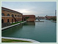 A gauche, le bâtiment des “Squadratori”, les charpentiers, datant de la première moitié du XVIIIe siècle. Ses portes s'ouvraient à l'origine directement sur l'eau de ce canal dit “de le Galeazze”, le canal des galéasses. Au fond la partie la plus ancienne de l'Arsenal.