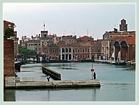 Au fond, les tours de l'Arsenal de Venise, datant de 1686, et à droite, ces hangars sont la partie la plus ancienne de l'Arsenal. Ils datent de 1104.