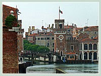Les deux tours (1686) de l'Arsenal de Venise, flanquées de part et d'autre de son entrée d'eau, entrée qui donne sur le rio de l'Arsenal lequel rejoint le Bassin de Saint Marc.