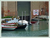 La Sérénissima, galéasses moderne, sur le canal des Galeazze, le canal bien nommé des galéasses ! Elle attend sagement dehors, la fête de la Sensa, le 24 mai prochain, jour de la cérémonie des épousailles de Venise avec la mer. C'est depuis la Sérénissima que se jette “l'anneau nuptial”.