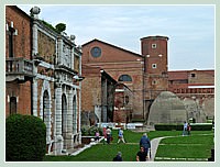 A gauche, l'entrée du bâtiment du Bucintoro, et au fond, l'une des tours de l'Isolottole, reconstruites en 1937.