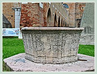 L'un des puits de l'Arsenal de Venise. Probablement en marbre rose de Vérone.