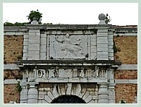Bas-relief représentant la Justice, sur le portail d'entrée du hangar du Bucintoro, dans l'Arsenal de Venise.