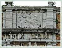 Bas-relief représentant la Justice, surmontant une série de six blasons, en haut du portail du bâtiment du Bucintoro.