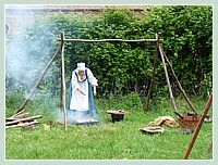 Mais ne croyez pas que la cuisine à l'ancienne et en plein air soit si simple à faire...