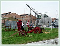Les artificiers et leur canons dans l'Arsenal de Venise. Le canon du premier plan date du XVIe siècle et celui au second plan date du XVe siècle.
