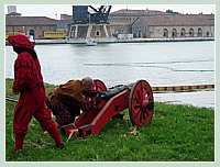 Les artificiers et leur canons dans l'Arsenal de Venise. Le canon du premier plan date du XVIe siècle et celui au second plan date du XVe siècle.