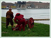 Tu l'as vu le bateau là-bas ? on va le couler d'un seul coup !