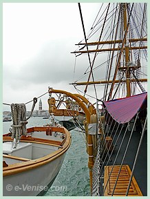 le Palinuro, bateau école de la Marine Italienne, goélette trois mâts construit à Nantes en 1934 ancré à Venise