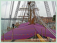 le Palinuro, bateau école de la Marine Italienne, goélette trois mâts construit à Nantes en 1934 ancré à Venise