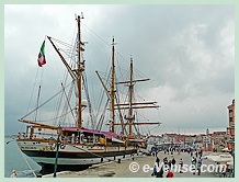 le Palinuro, bateau école de la Marine Italienne, goélette trois mâts construit à Nantes en 1934 ancré à Venise