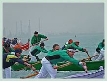 La Régate des 42 Caorline à Venise : le corps tout entier est mis à contribution, jambes, bras, tronc... un sport véritablement complet