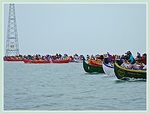 La Régate des 42 Caorline à Venise : et lorsque les concurrents se sont élancés, une mer de rames et de bateaux, accompagnée des cris des concurrents pour se motiver les uns les autres, a déferlé devant nous, superbe !