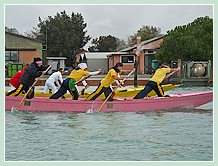 La Régate des Sandoli à quatre rameuses à Venise : l'équipage vainqueur de la course