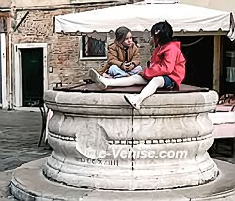 campo san stefano venise enfants jouant sur un puit