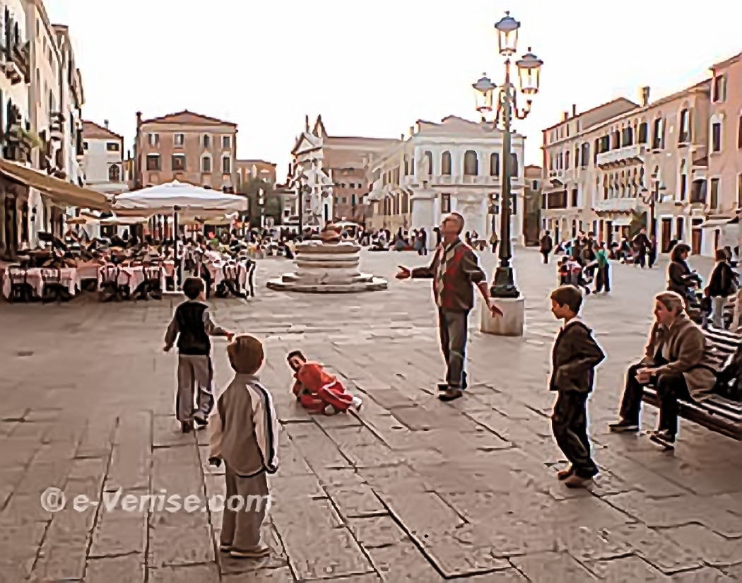Enfants jouant sur le Campo San Stefano Venise