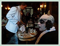 Le Diable, sympathique et inquiétant, avait pris ses quartiers au café Florian
