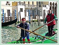 Carnaval de Venise 2009 Voga alla Veneta : un petit spiderman de 7 ans et qui a déja participé à la régate des Maciarele junior lors de la dernière Regata Storica 2008 !
