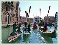 Carnaval de Venise 2009 Voga alla Veneta : nouvel “alzaremi” devant le pont des Guglie sur le canal de Cannaregio