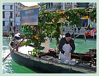 Carnaval de Venise 2009 : le bateau du Fritoin express devant la Salute