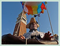 Carnaval de Venise : Monsieur de Montgolfier au pied du Campanile de Saint Marc