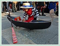 Carnaval de Venise : futur gondolier en train de prendre soin de sa passagère
