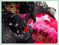 Carnaval de Venise : belles en plumes, le rouge et le noir