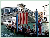 Le bateau des Gaulois, ce matin sur le Grand Canal, en face du pont du Rialto. Une “Batèla” de notre club nautique de la Francescana, avec Obelix, le druide et les Gauloises !