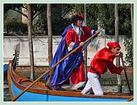 Carnaval de Venise : ici Blanche Neige et ses nains voguaient sur une Caorlina