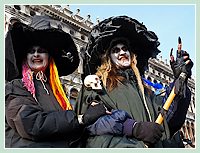 Carnaval de Venise : sorcières à cheval sur leur balai