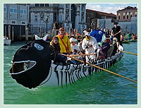 Cette Caorline à six rameurs, déguisée en poisson, et dont il ne restait plus que les arêtes, vu l'appétit de ces joyeux drilles, paradait devant l'église de la Salute