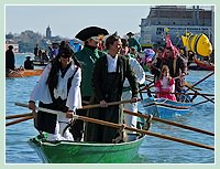 Bateaux, poissons et costumes en tout genre, les Vénitiens, y compris les plus jeunes comme cette toute petite fille, étaient présents sur l'eau pour fêter leur carnaval ce matin