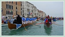 Carnaval de Venise 2011 : le départ du cortège des bateaux du Carnaval des Vénitiens, sur le Grand Canal à Venise
