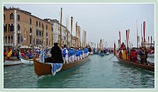 Carnaval de Venise 2011 : “L'Alzaremi”, le lever des rames avant le départ. Avec, cetta année une minute de silence en mémoire d'un Américain, James Kaye, mort le vendredi précédent sur l'Arno à Florence à bord d'un bateau à rames en aluminium, emporté dans un tourbillon du fleuve.