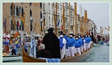 Carnaval de Venise 2011 : “L'Alzaremi”, le lever des rames avant le départ avec le traditionnel cri de ralliement Vénitien : “Pour Venise et pour Saint Marc !”