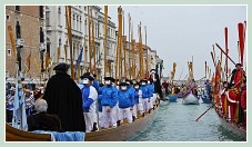 Carnaval de Venise 2011 : “L'Alzaremi”, le lever des rames avant le départ devant l'hôtel Gritti sur le Grand Canal de Venise