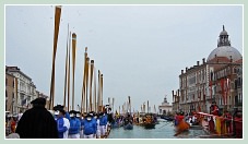 Carnaval de Venise 2011 : “L'Alzaremi” sur le Grand Canal de Venise, au fond, à droite, l'église de la Salute.