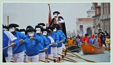 Carnaval de Venise 2011 : Le départ du cortège des Vénitiens en bateau sur le Grand Canal, au fond la Dogana da Mar, l'ancienne Douane de Mer de Venise